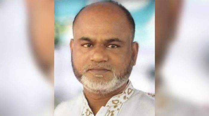 হাটহাজারীর মদুনাঘাটে আব্দুল হাকিম (৫৫) নামে এক ব্যবসায়ীকে প্রকাশ্যে গুলি করে হত্যা করা হয়েছে। গুলিবিদ্ধ হাকিমকে আশঙ্কাজনক অবস্থায় উদ্ধার করে এভারকেয়ার হাসপাতালে নিলে চিকিৎসক মৃত ঘোষণা করেন। মঙ্গলবার (৭ অক্টোবর) বিকেলে এ ঘটনা ঘটে। সামাজিক যোগাযোগ মাধ্যমে ছড়িয়ে পড়া এক ভিডিওতে দেখা গেছে, গাড়ির সামনের উইন্ডশিল্ডে তিনটি গুলির চিহ্ন রয়েছে। আবদুল হাকিম চালকের বাম পাশে বসা ছিলেন। তার পাশের জানালায়ও একাধিক গুলির চিহ্ন রয়েছে। পথচারীরা তাকে রক্তাক্ত অবস্থায় উদ্ধার করেন। আব্দুল হাকিম রাউজান উপজেলার বাগোয়ান ইউনিয়নের পাঁচখাইন গ্রামের বাসিন্দা। ওই এলাকায় তার প্রতিষ্ঠিত হামিম এগ্রো নামে একটি গরুর খামার রয়েছে।